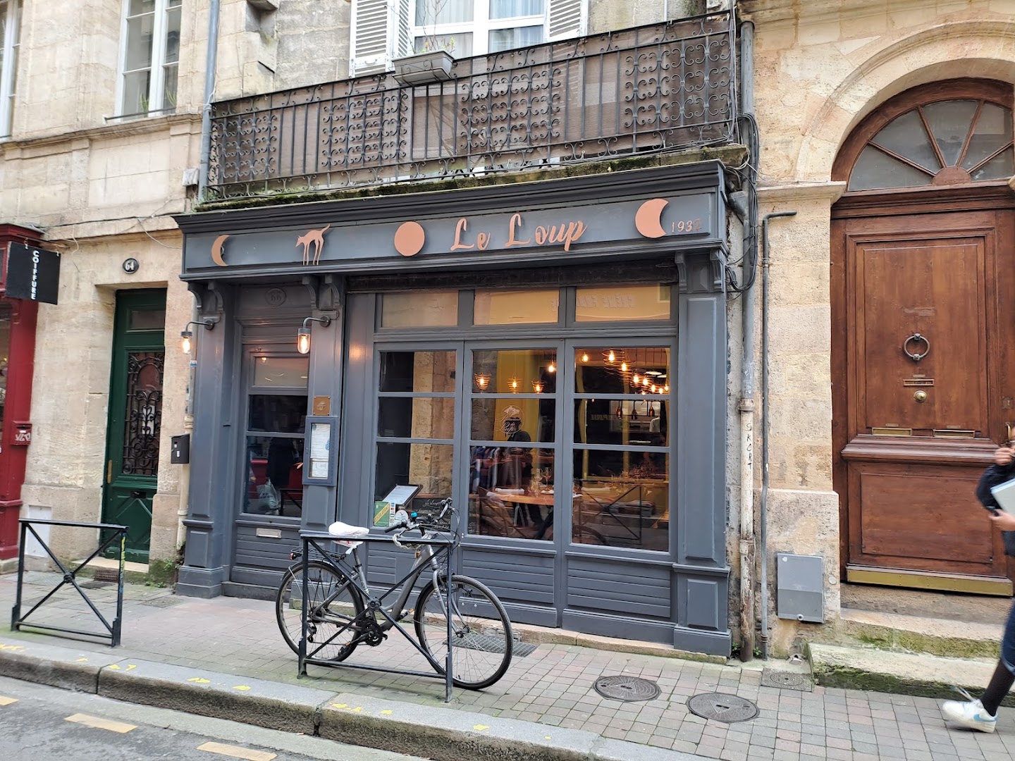 La façade grise du restaurant Le Loup au 66 rue du Loup