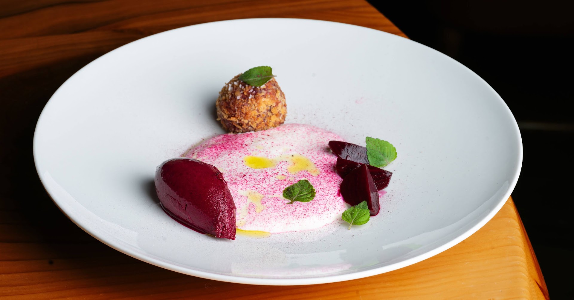 Une assiette aux tons rose et betterave, crème claire et feuilles vertes au Loup